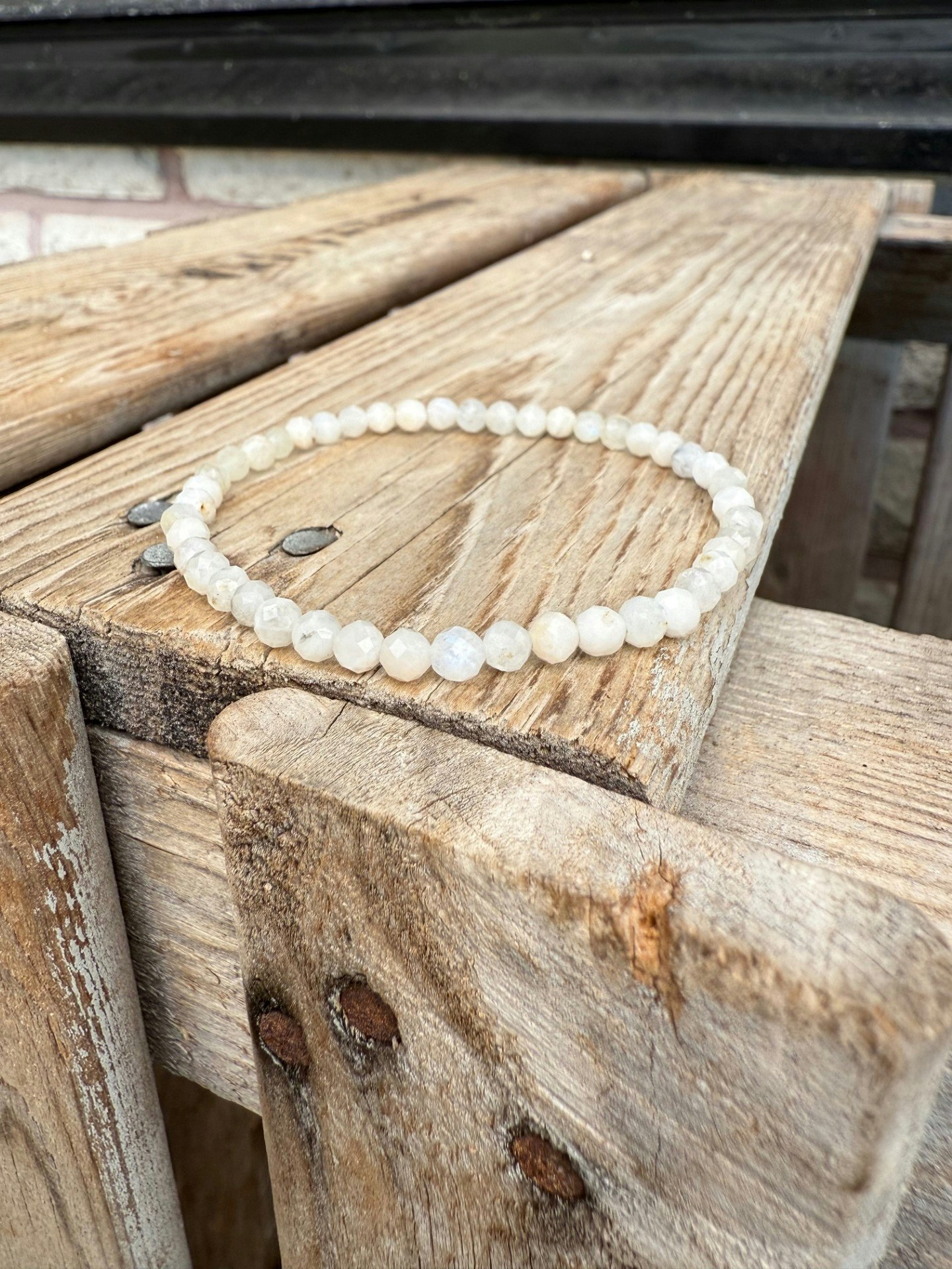Armband – Facetterad regnbågsmånsten