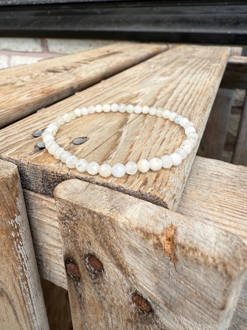 Armband – Facetterad regnbågsmånsten