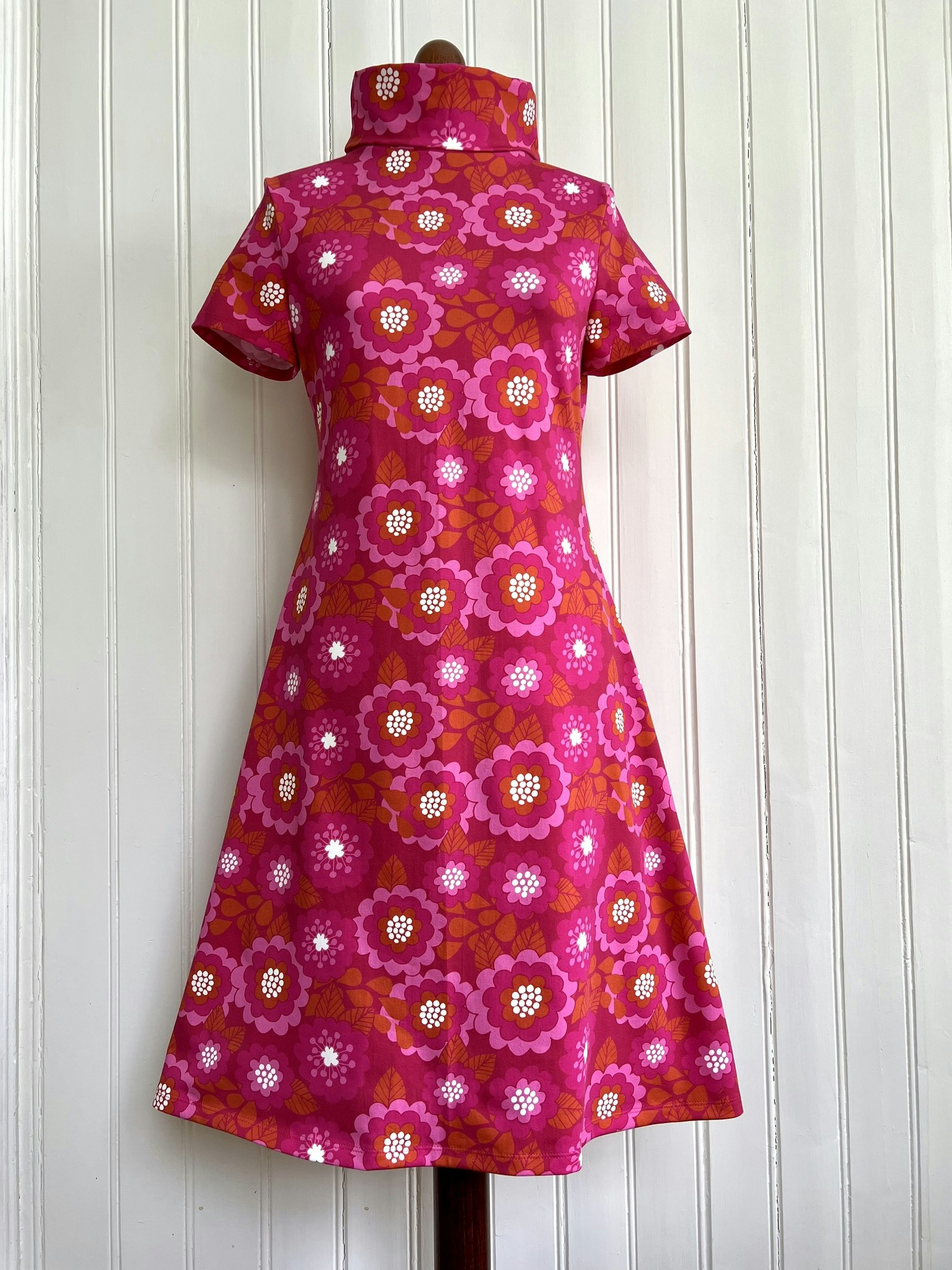 Modell Ingrid - cerise blommor