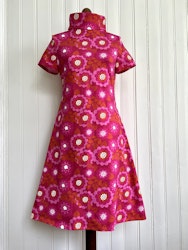 Modell Ingrid - cerise blommor