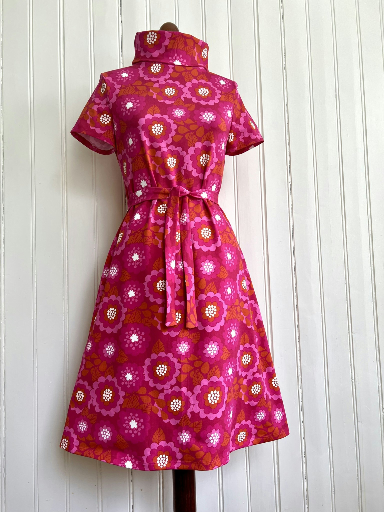 Modell Ingrid - cerise blommor