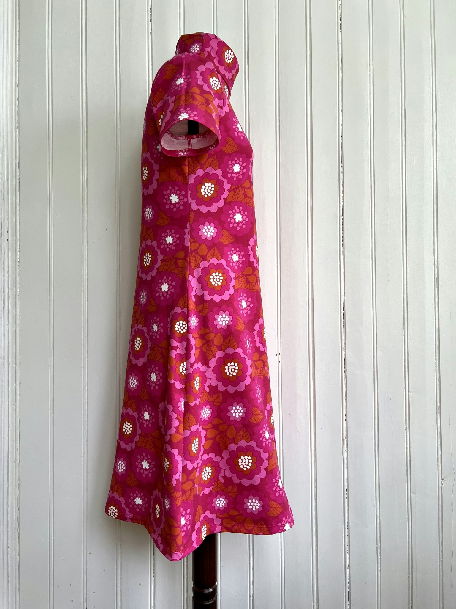 Modell Ingrid - cerise blommor