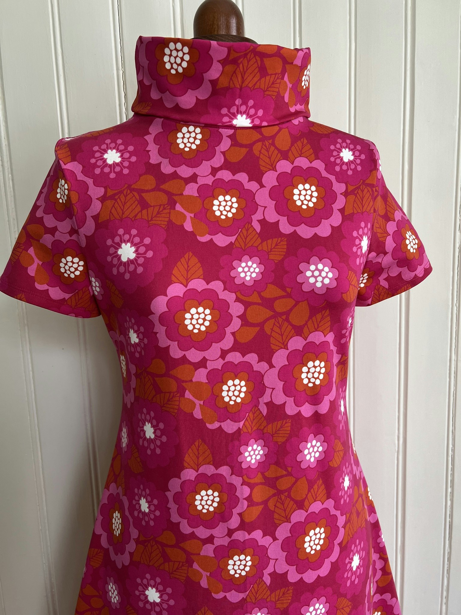 Modell Ingrid - cerise blommor