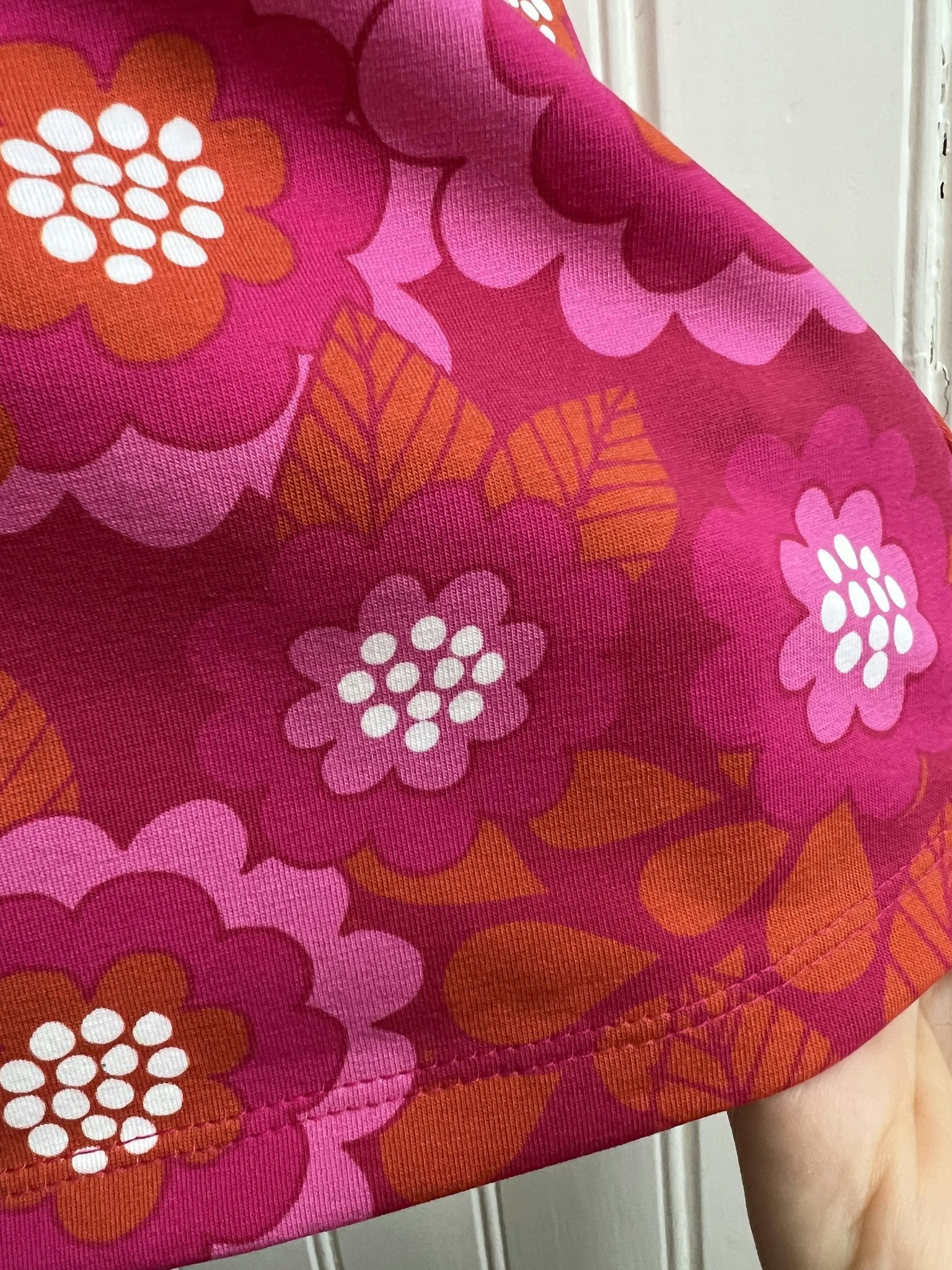 Modell Ingrid - cerise blommor