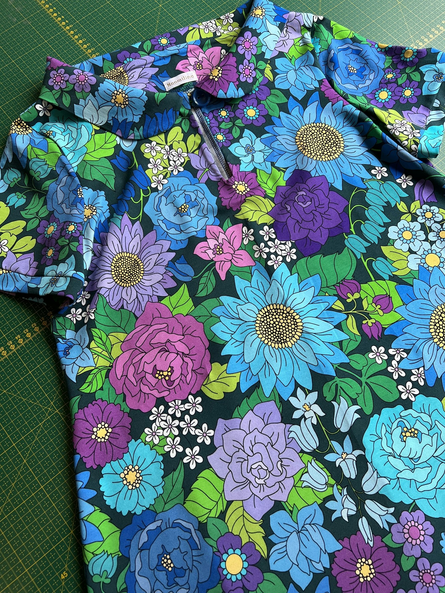 Modell Mirjam - blomster blå
