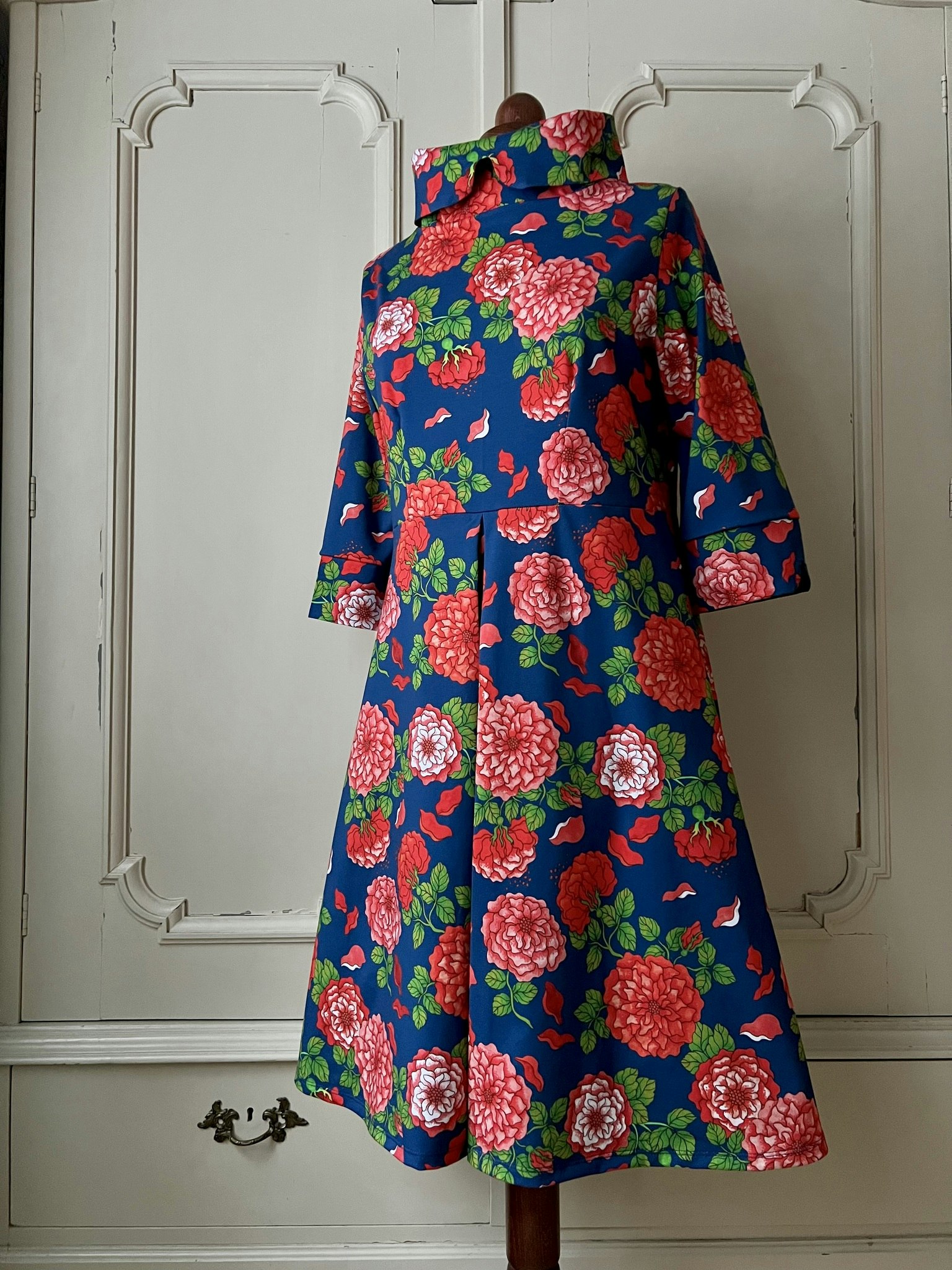 Roses in red and blue
