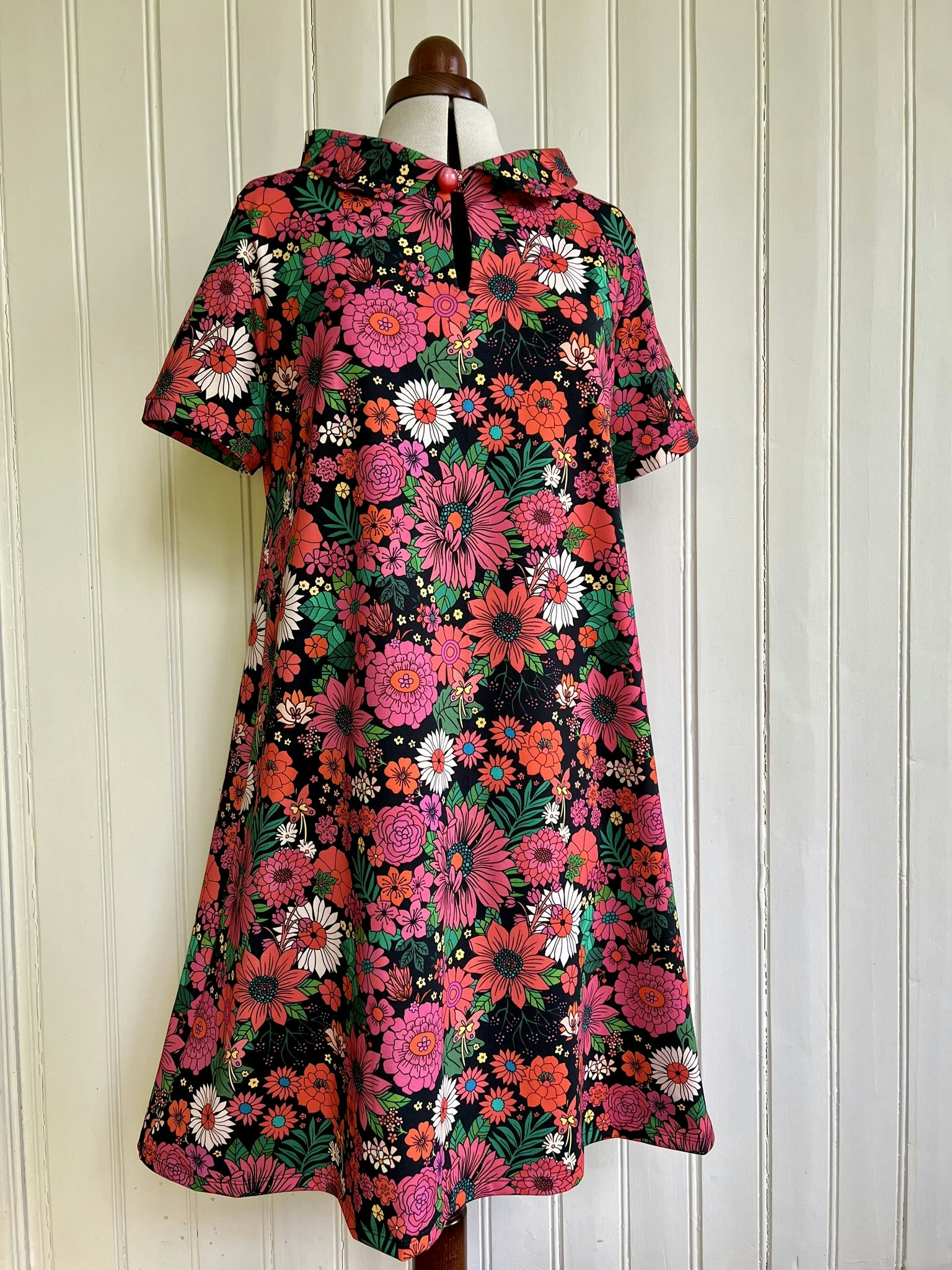 Modell Mirjam - flowers in red