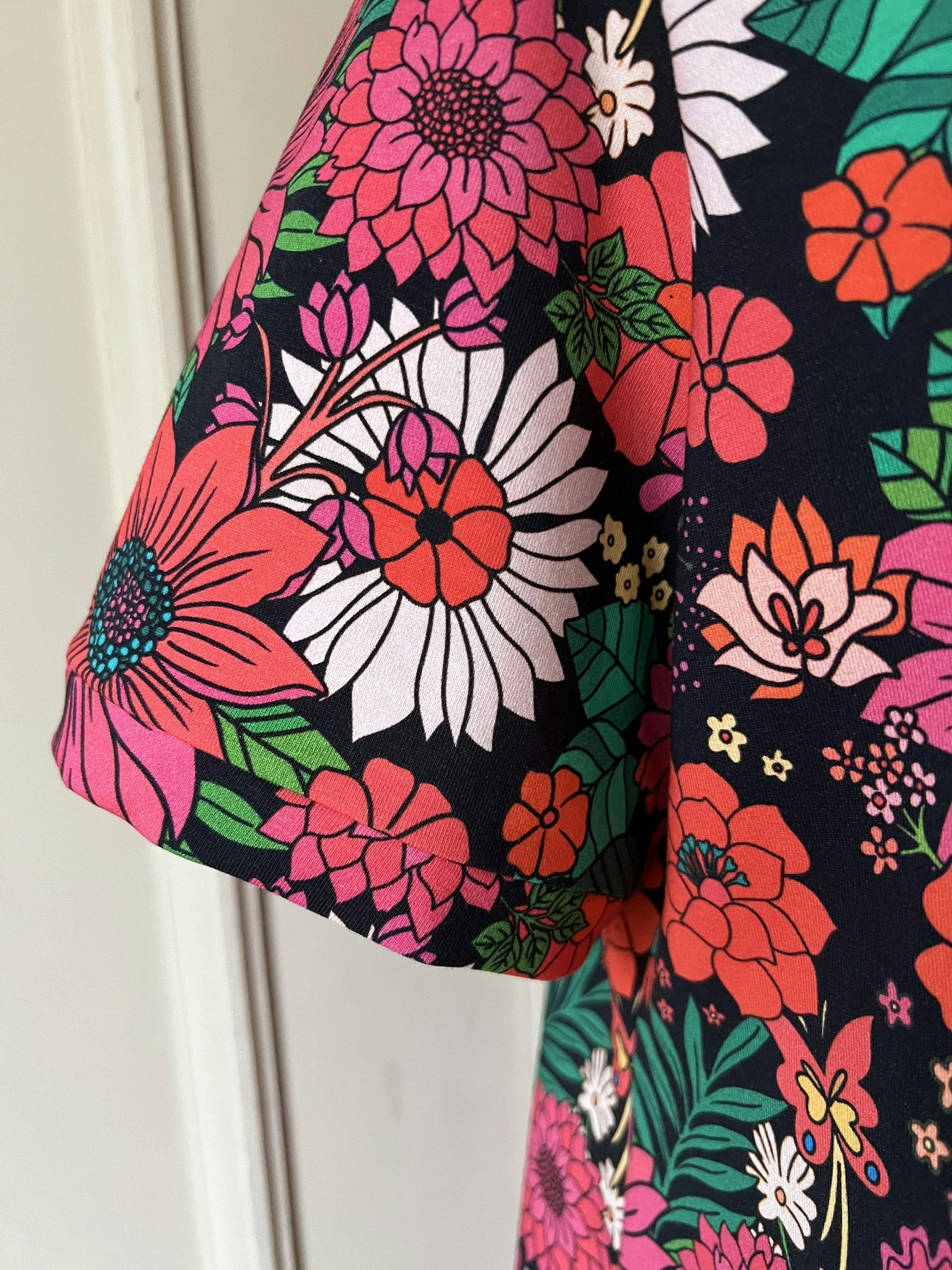 Modell Mirjam - flowers in red
