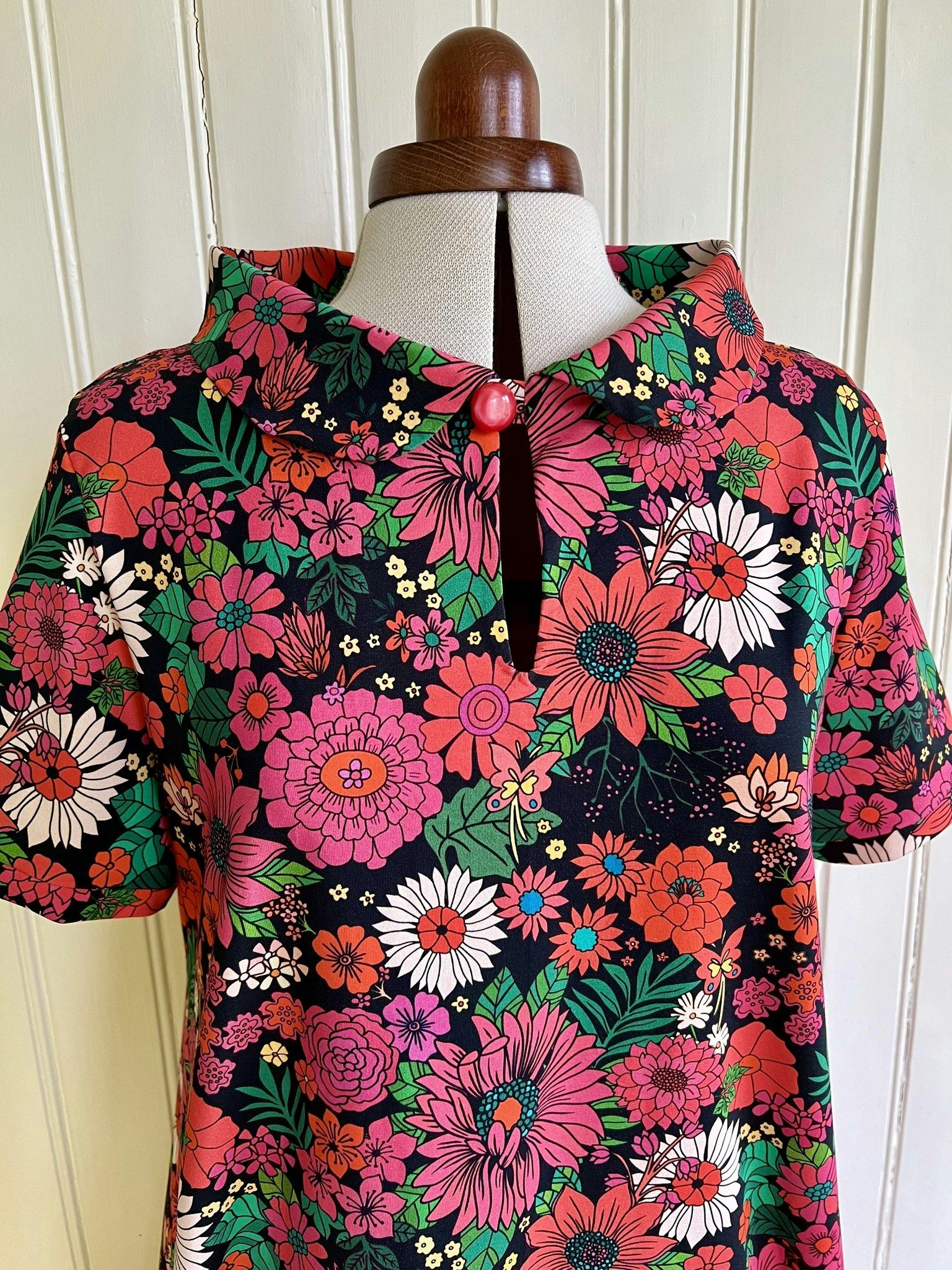 Modell Mirjam - flowers in red