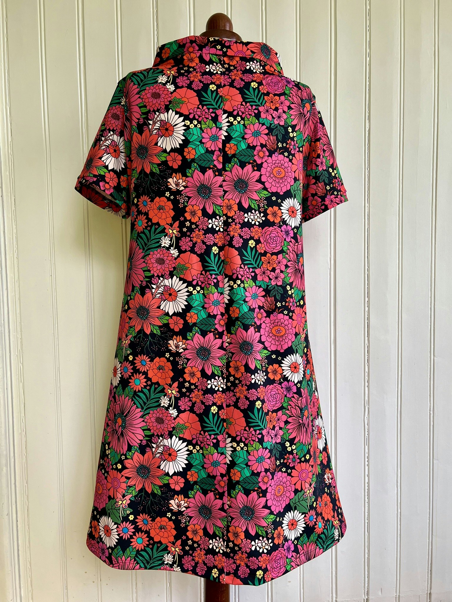 Modell Mirjam - flowers in red