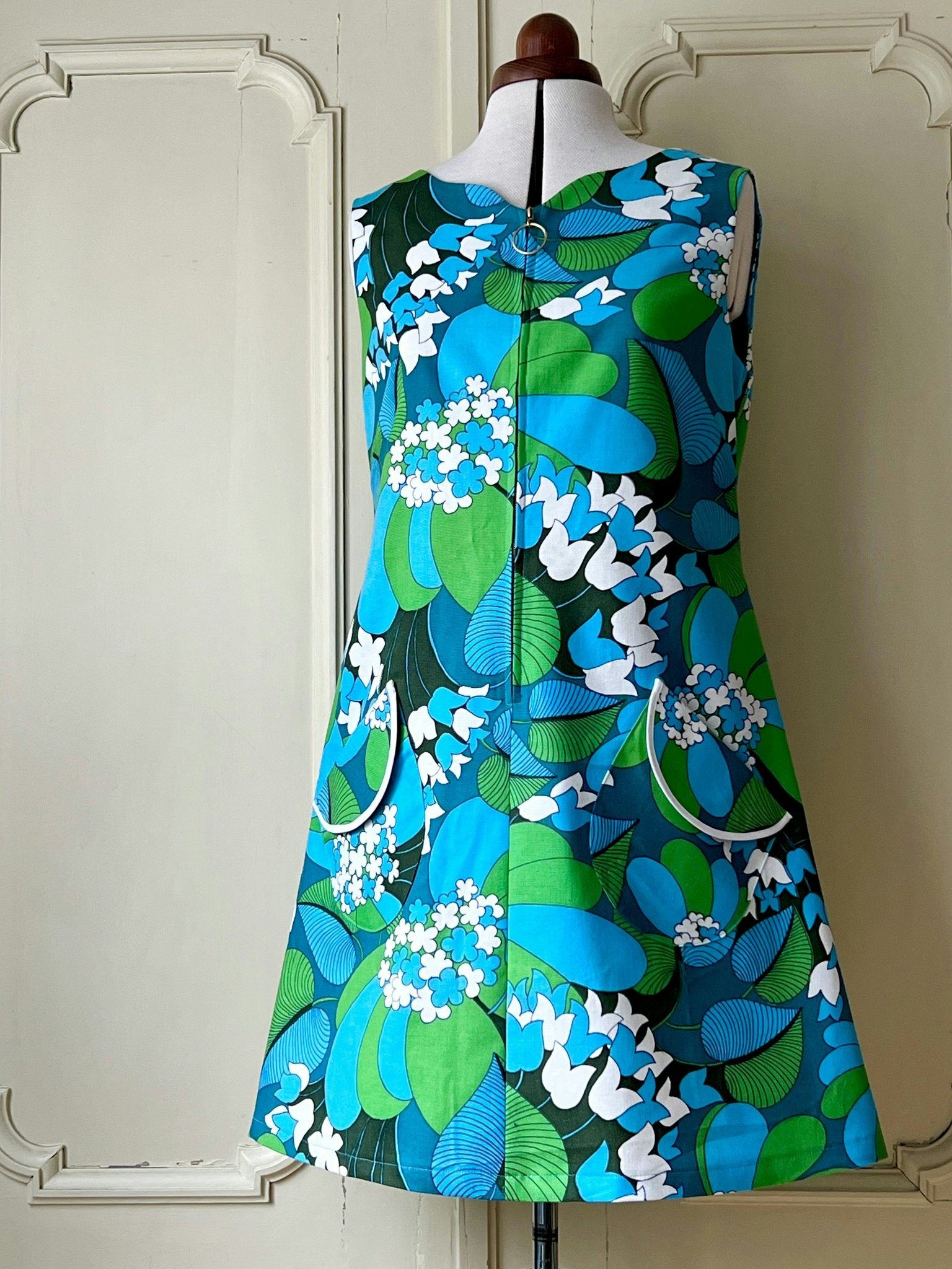 Modell Signe - lilies and leaves