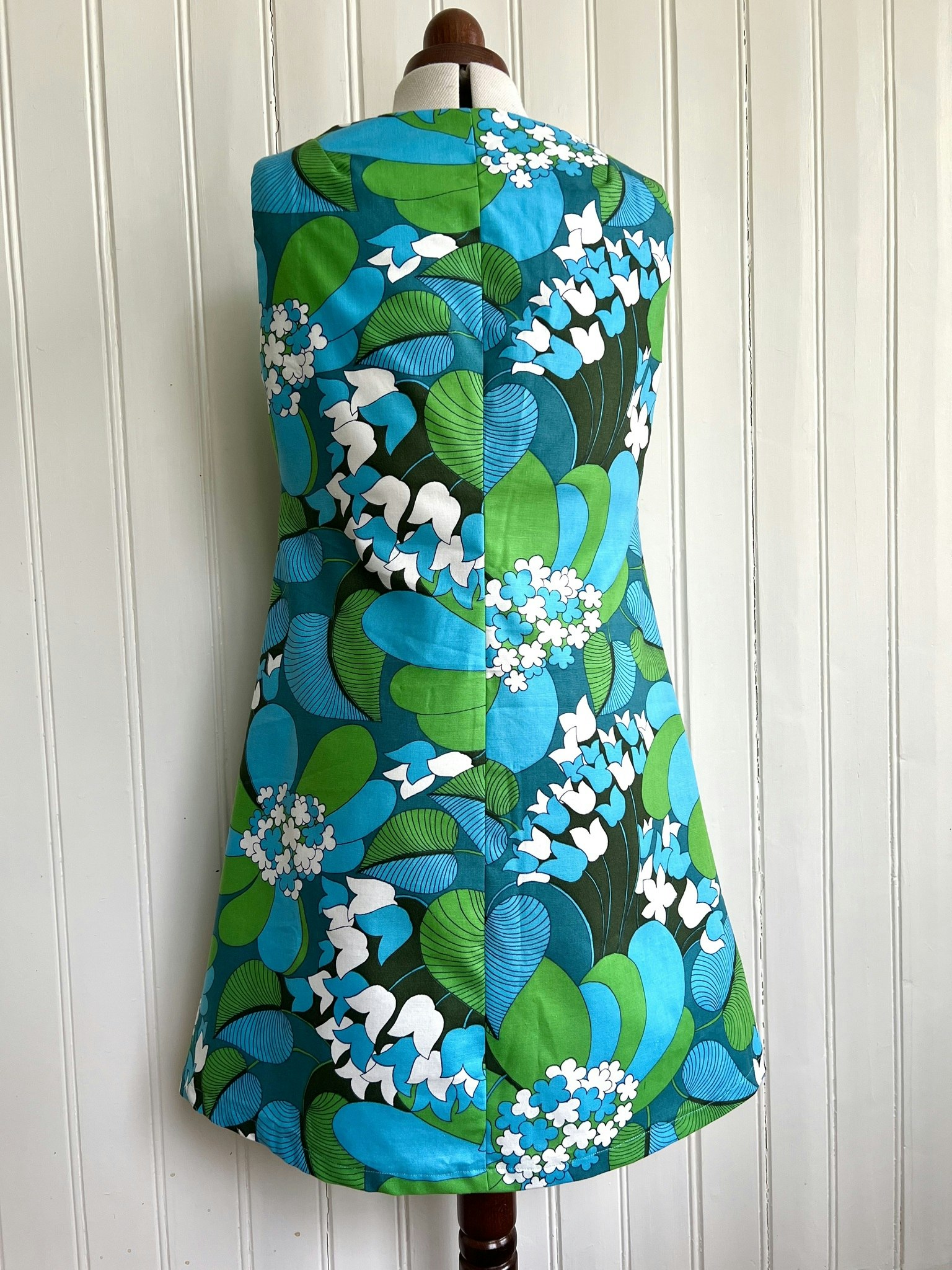 Modell Signe - lilies and leaves