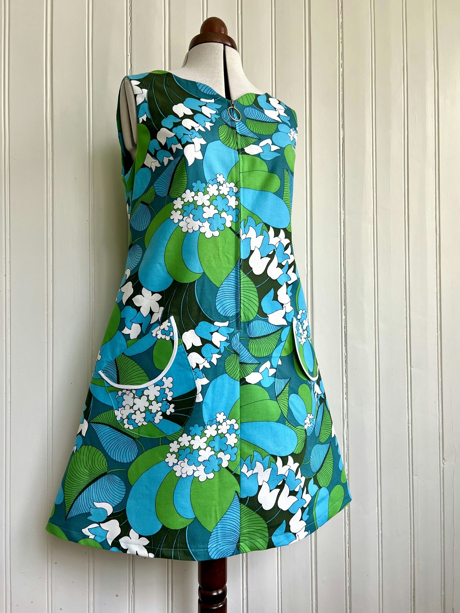 Modell Signe - lilies and leaves