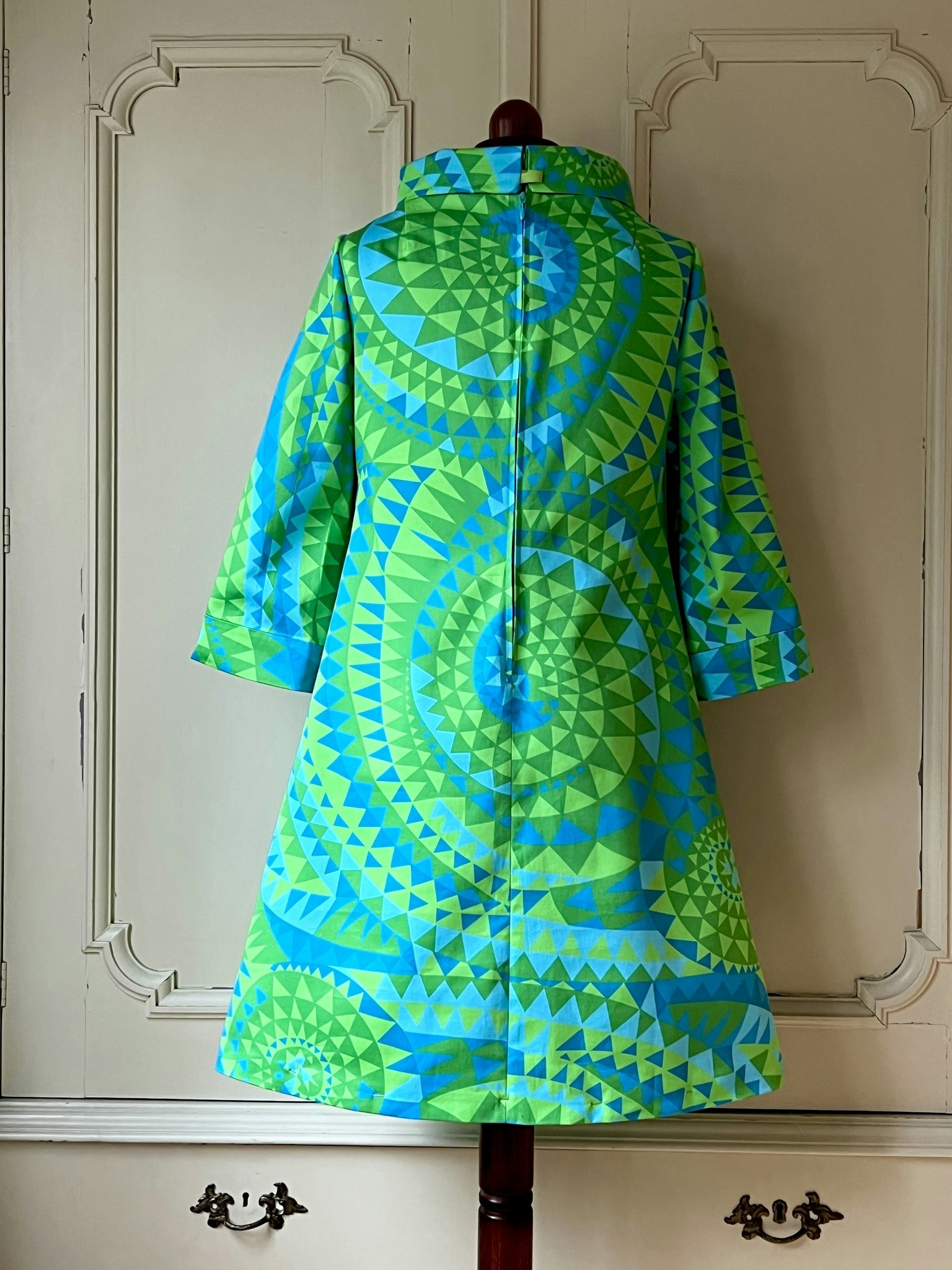 Queen in blue and green