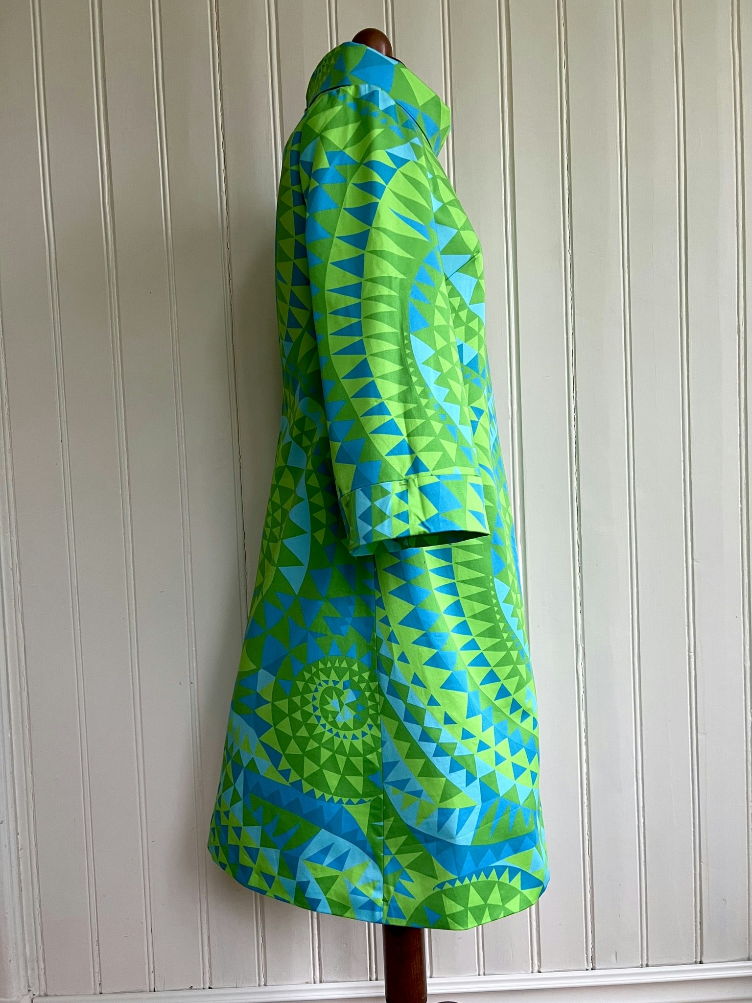 Queen in blue and green