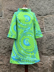 Queen in blue and green