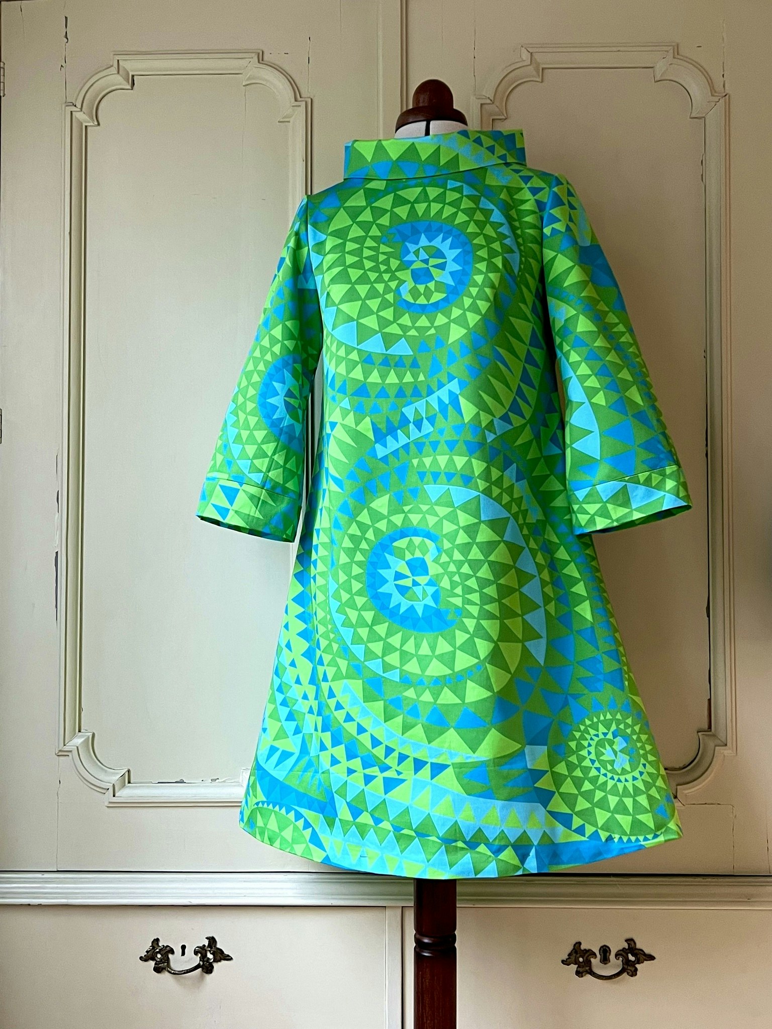 Queen in blue and green