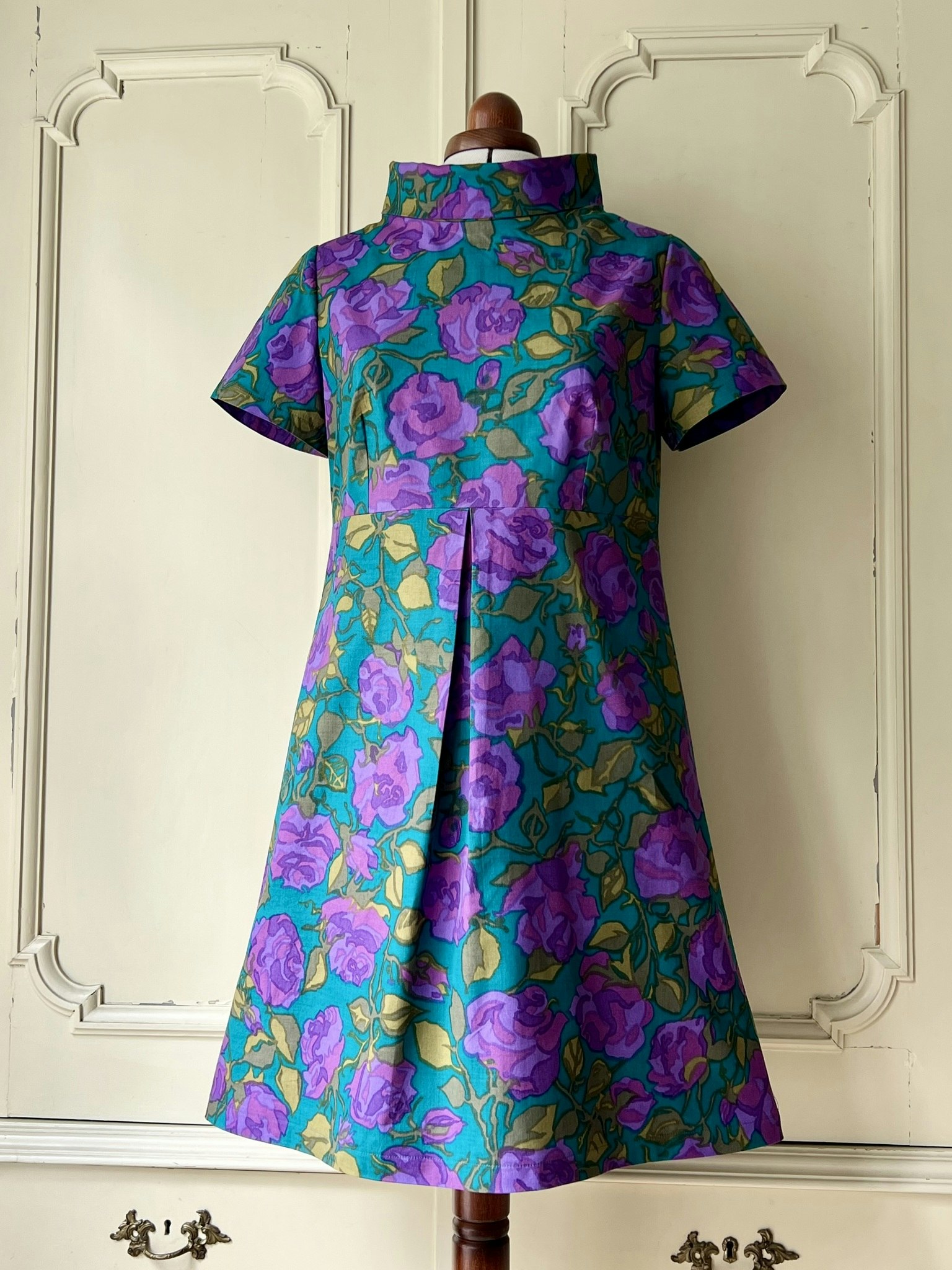 Modell Jemima - purple roses