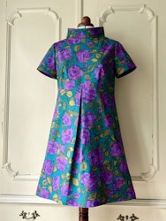 Modell Jemima - purple roses