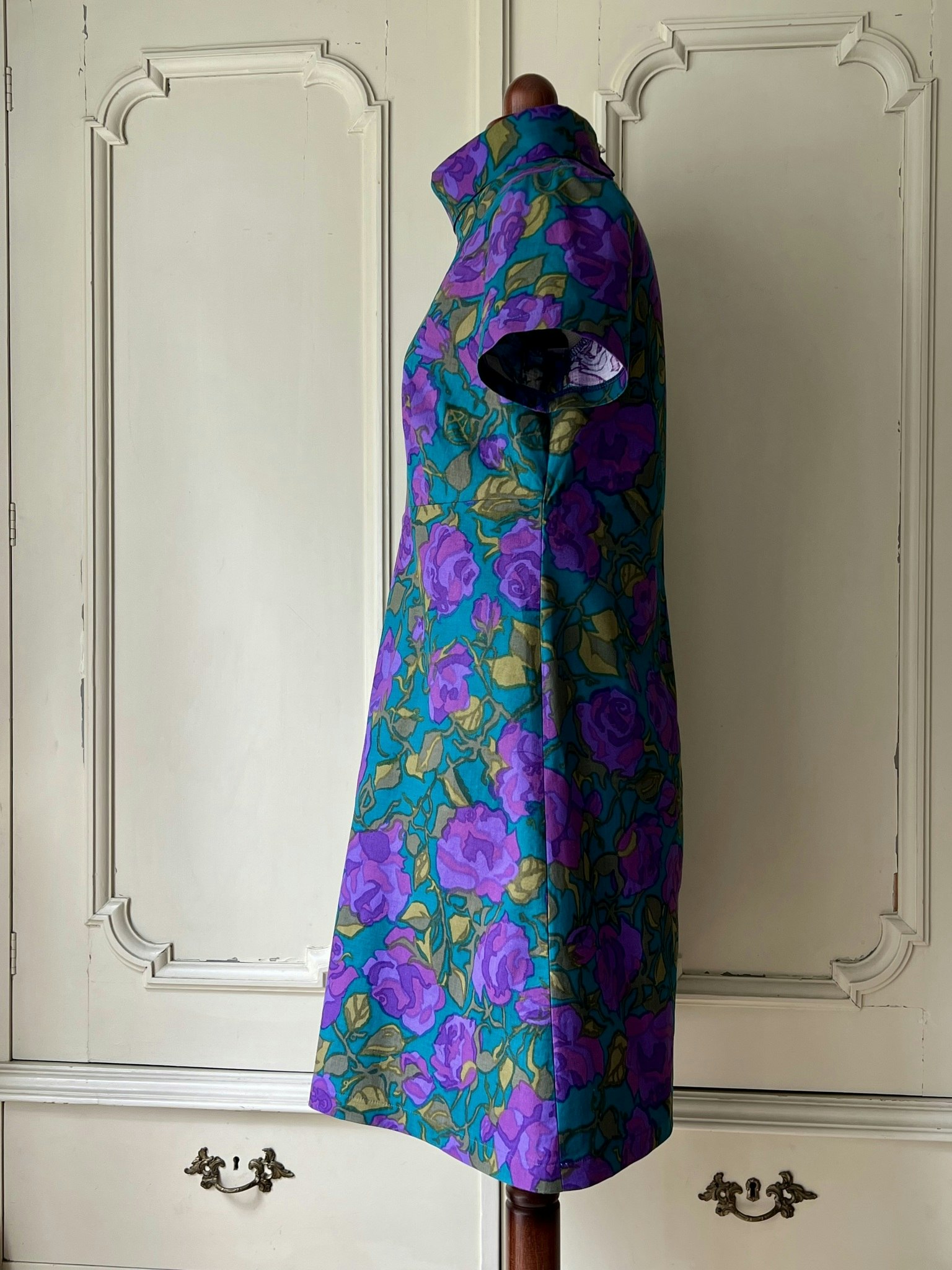 Modell Jemima - purple roses
