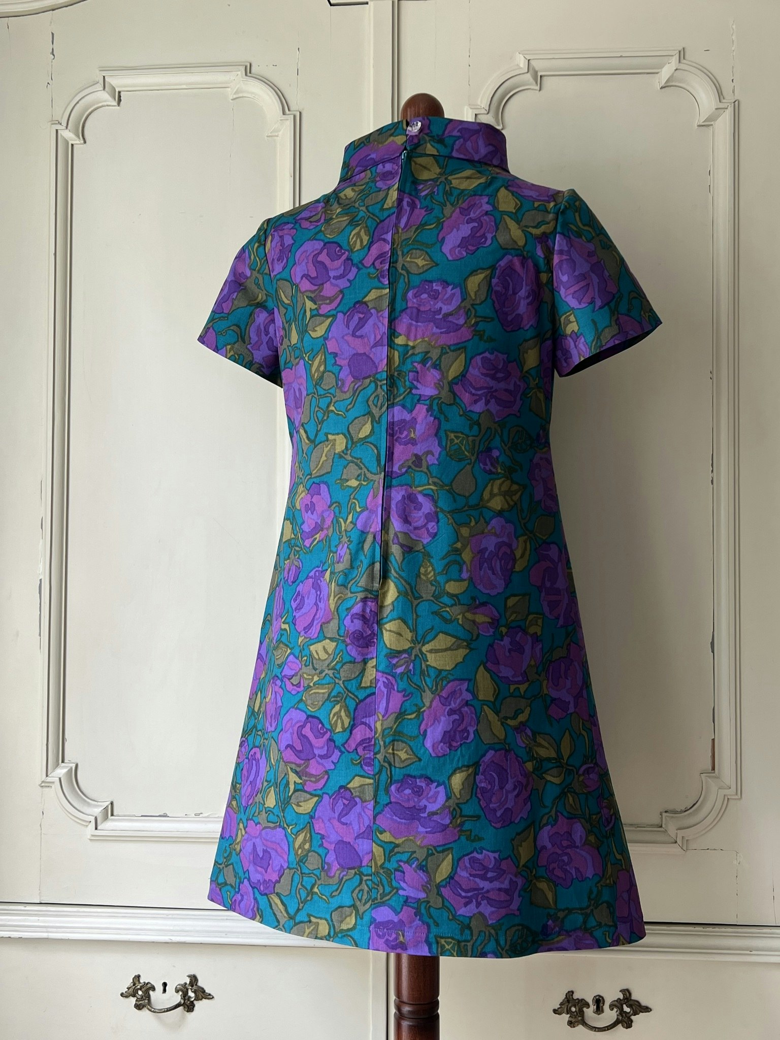 Modell Jemima - purple roses