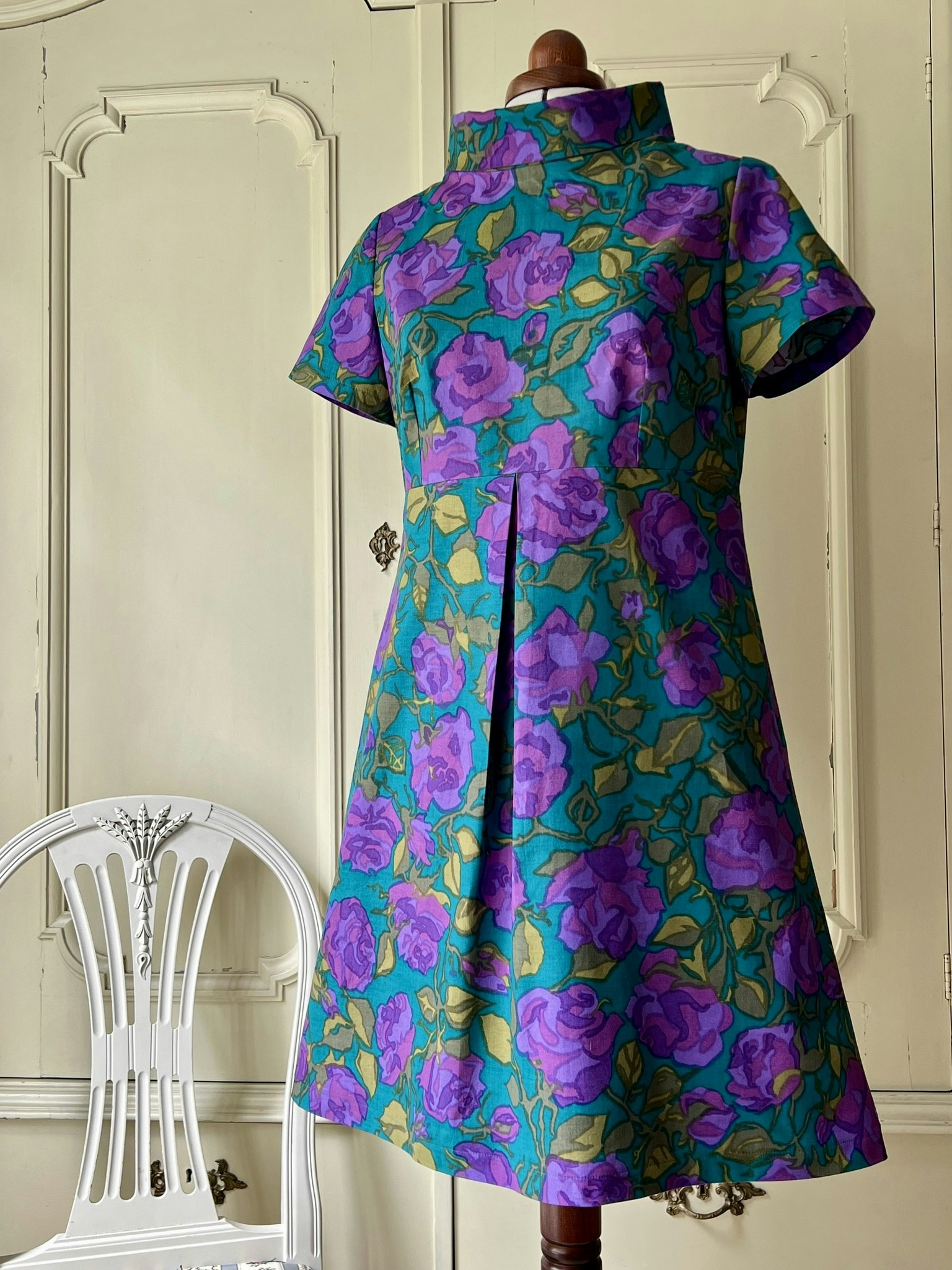 Modell Jemima - purple roses