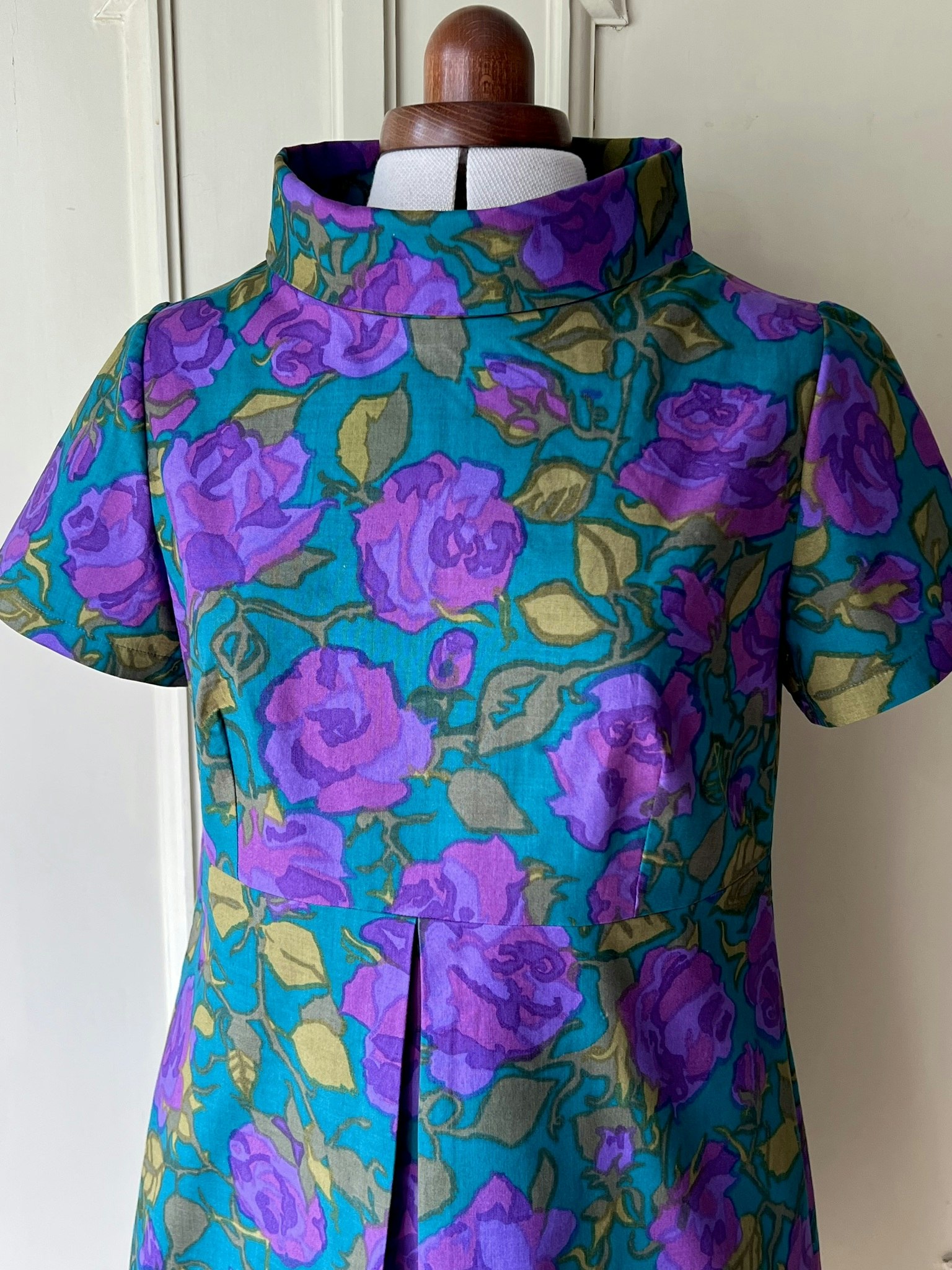 Modell Jemima - purple roses