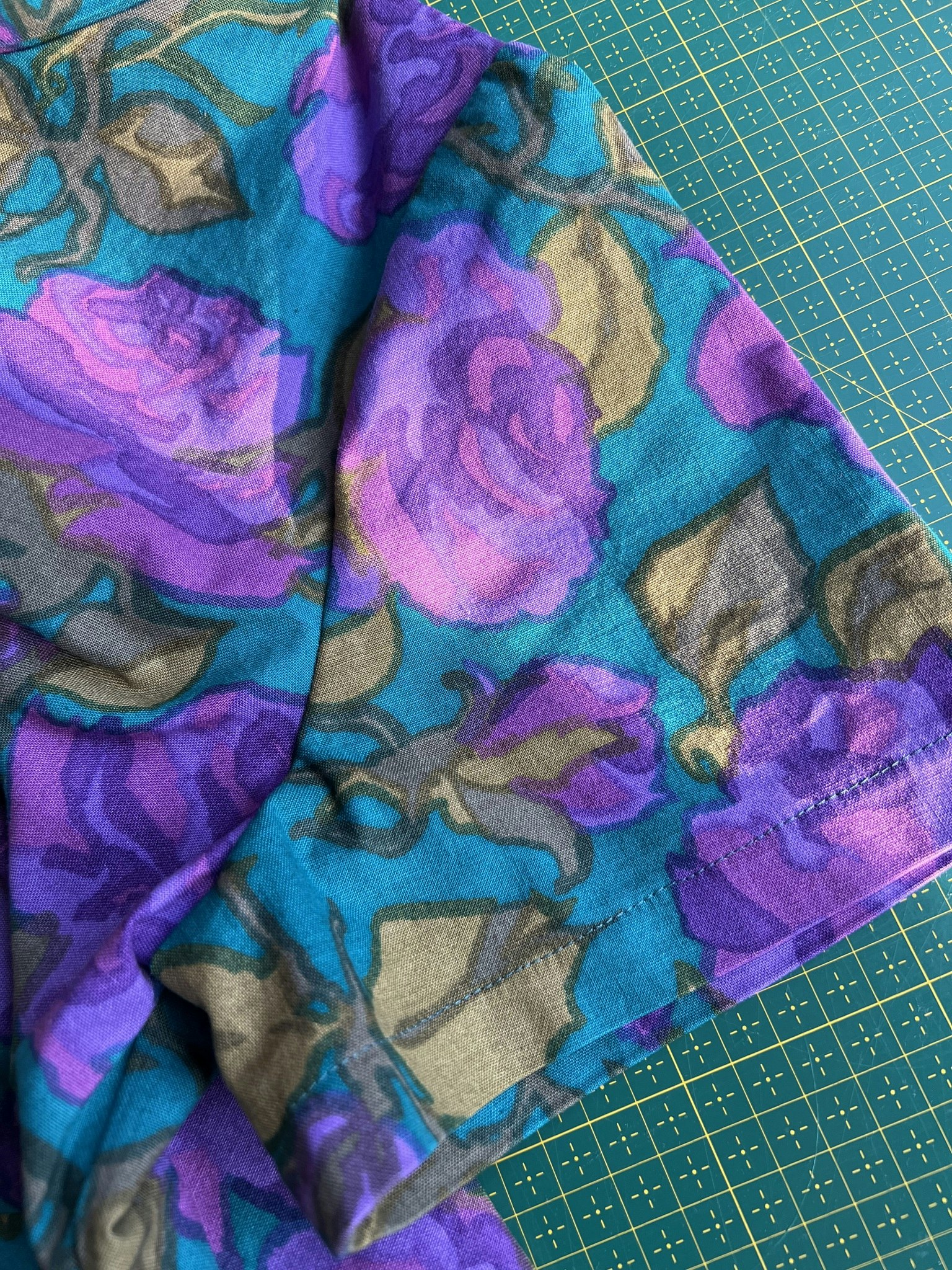 Modell Jemima - purple roses
