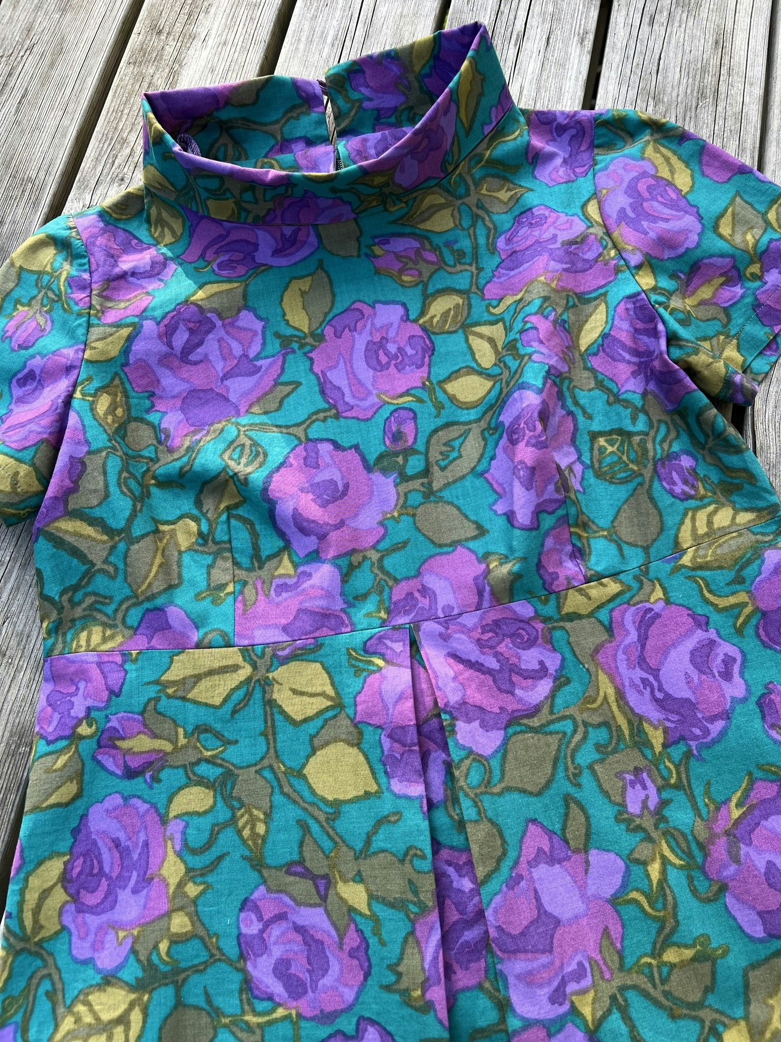 Modell Jemima - purple roses