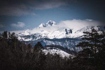 Snöklädda berg