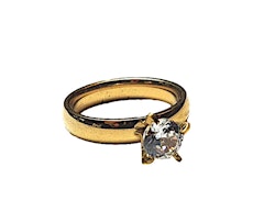 Guldfärgad ring med sten
