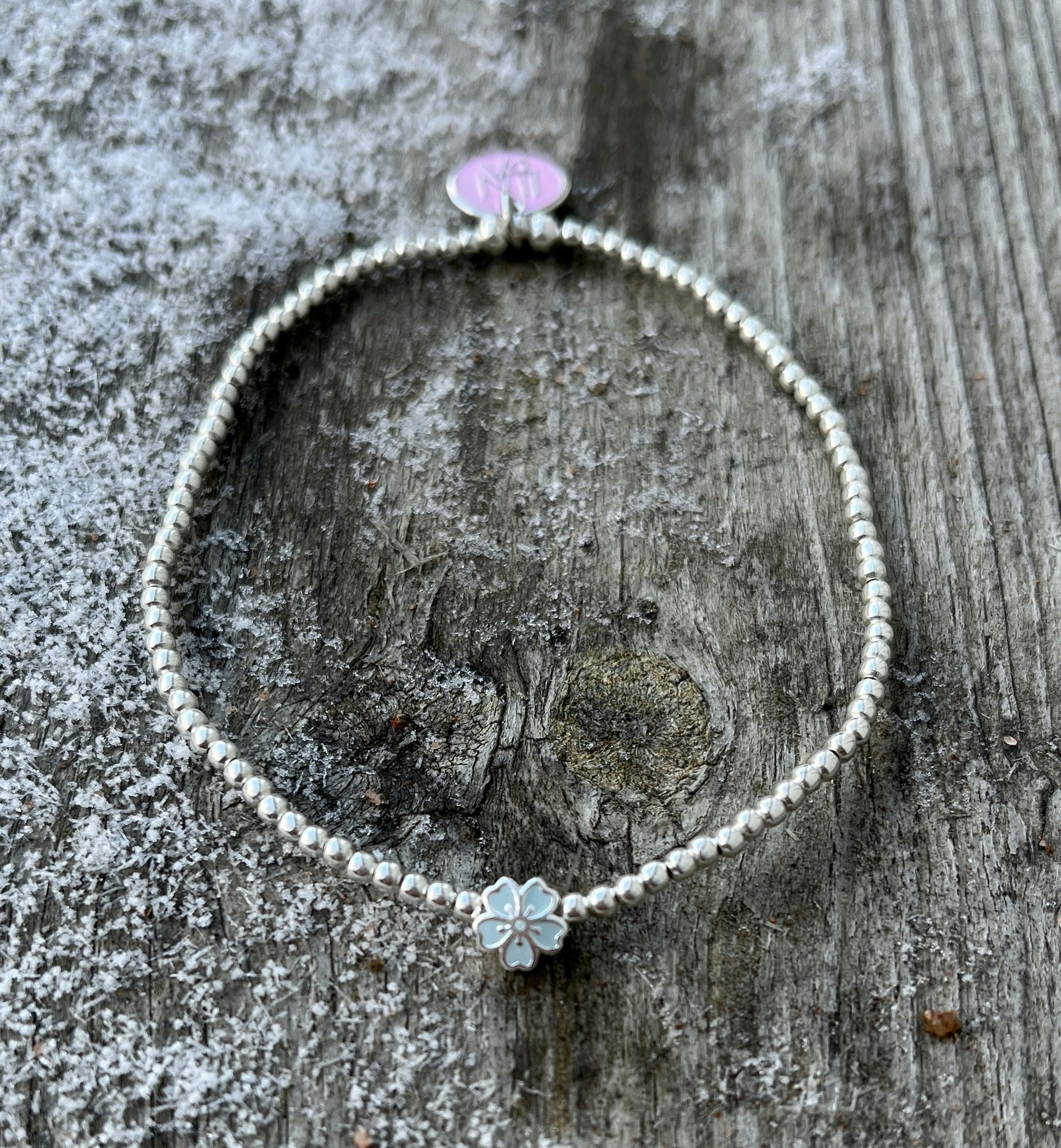 2 mm silver med ljusblå blomma