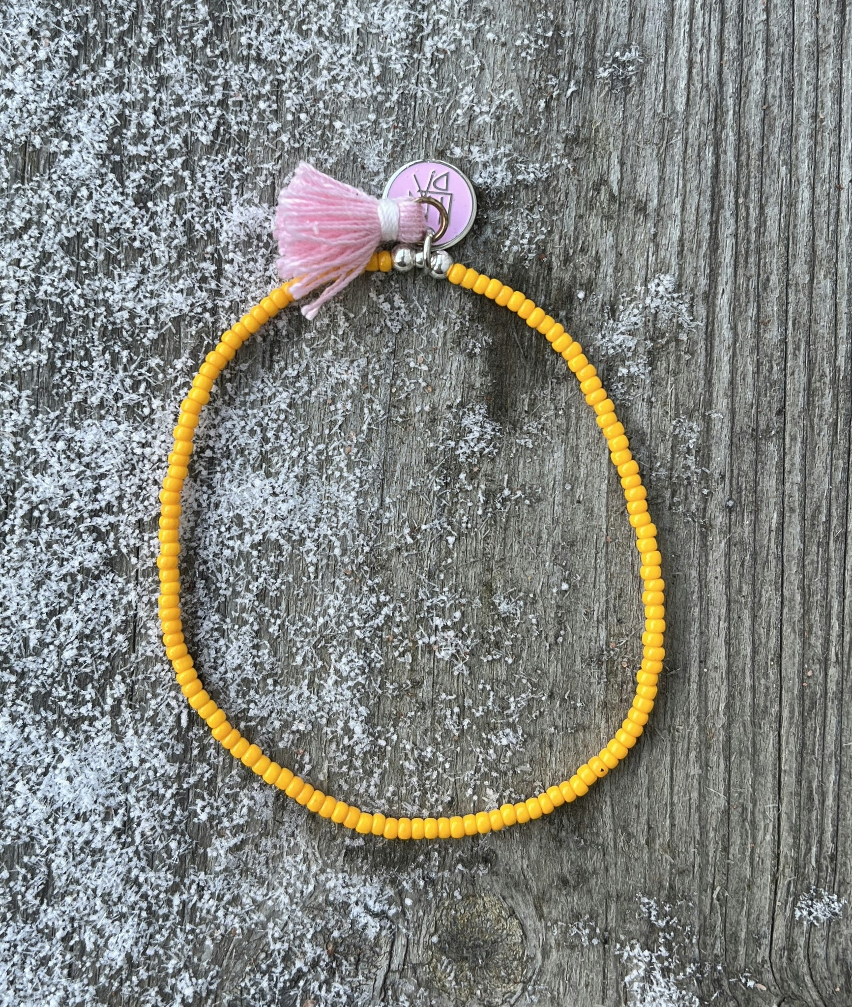 Ljusorange med rosa tofs