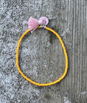 Ljusorange med rosa tofs