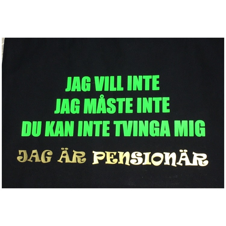 T-shirt med tryck ”Pensionär” - TindraSophie