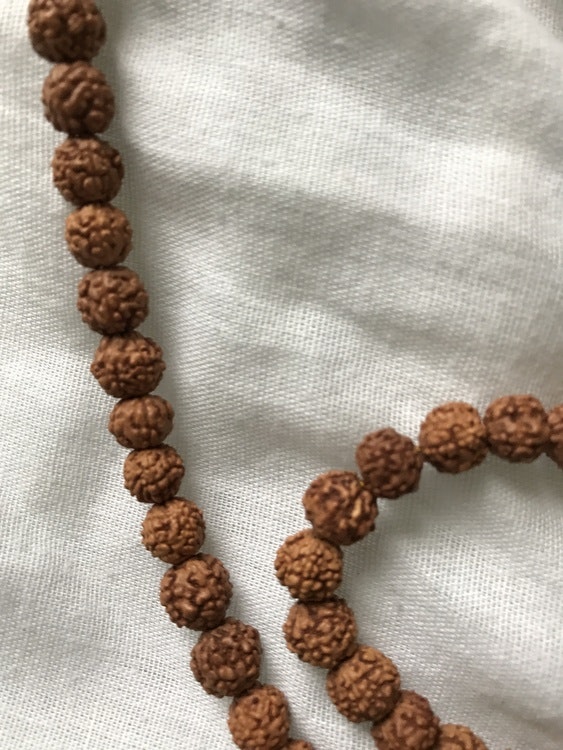 Äkta Rudraksha halsband med108 pärlor - Bambukläder hos PURA of Sweden