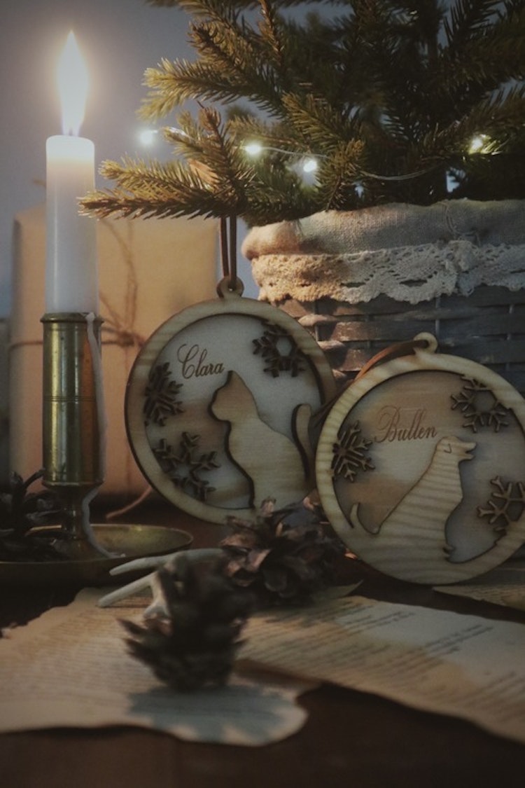 Julkula i trä med snöflingor + djur