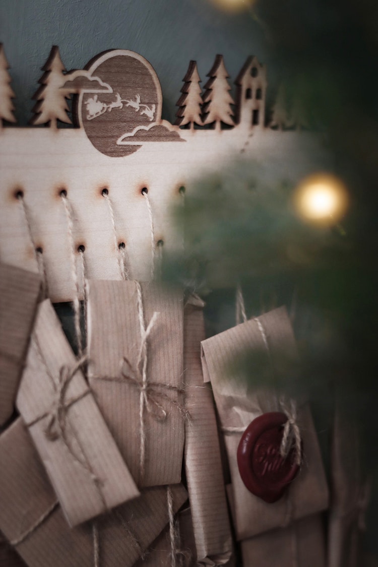Adventskalender - Julsiluett - Hus, måne, tomtens släde