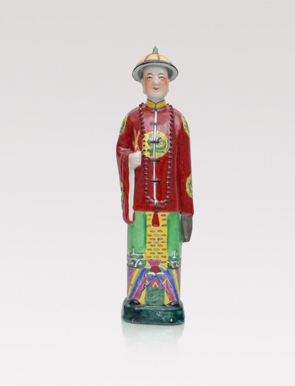 Handmålad kinesisk porslinsfigur med röd jacka och hatt. Framsidan har  vackert detaljerad målning av ansikte och kläder.
