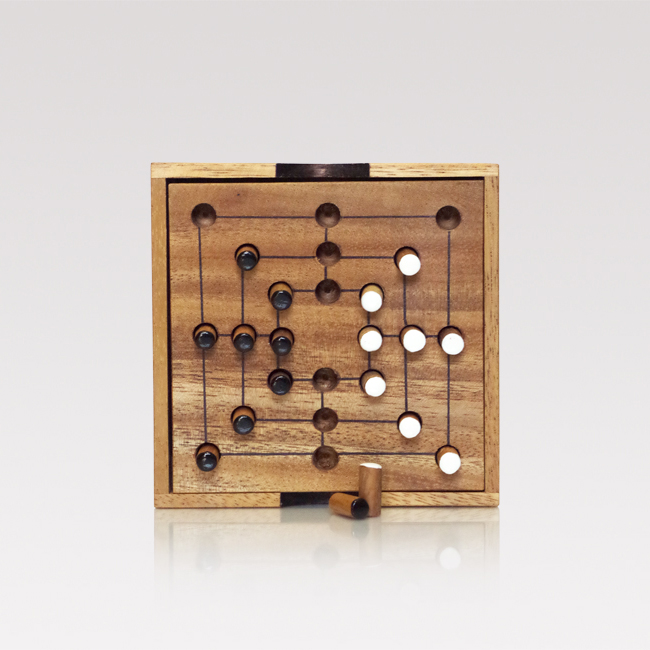 Litet handgjort brädspel i teakträ. Fyrkantigt 11x11 cm med spelpjäser i svart och vitt trä och lock.