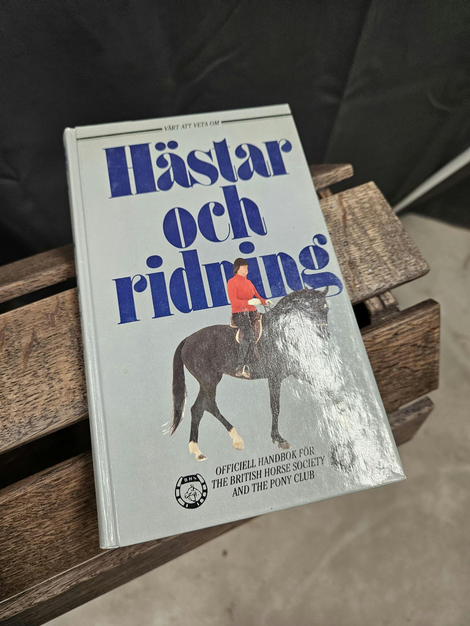 Bok: Hästar och ridning