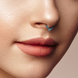 Piercingring trekantig med opal platta