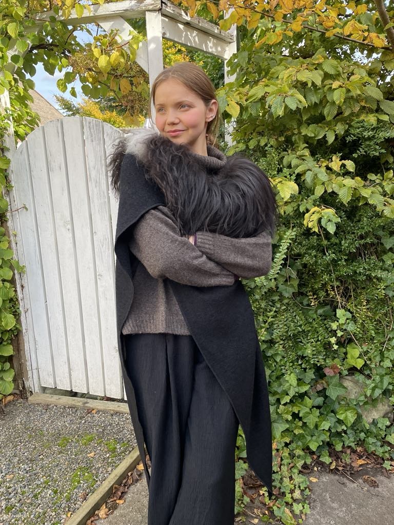 Ullponcho med fårskinn