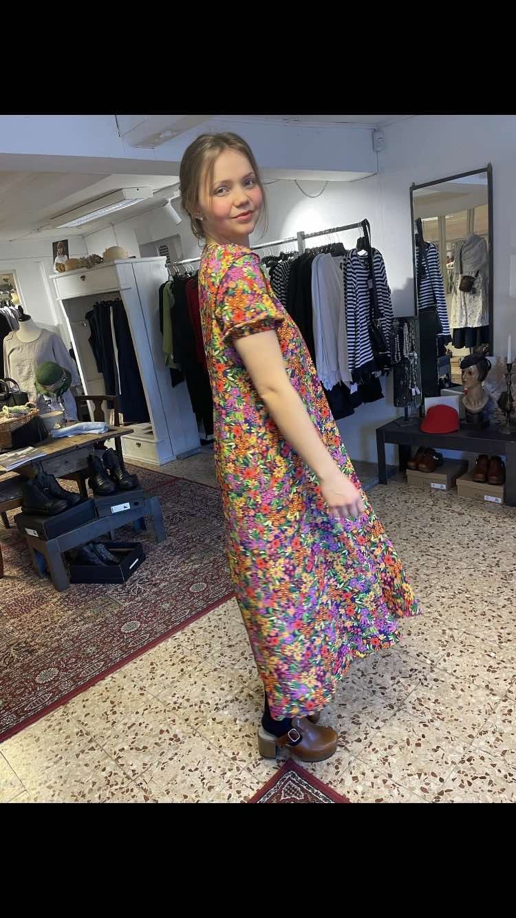 Lillian småblommig klänning från du milde