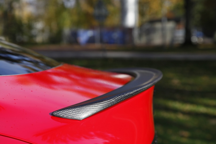 Performance spoiler i carbon fiber till Tesla Model S monterad på röd bil