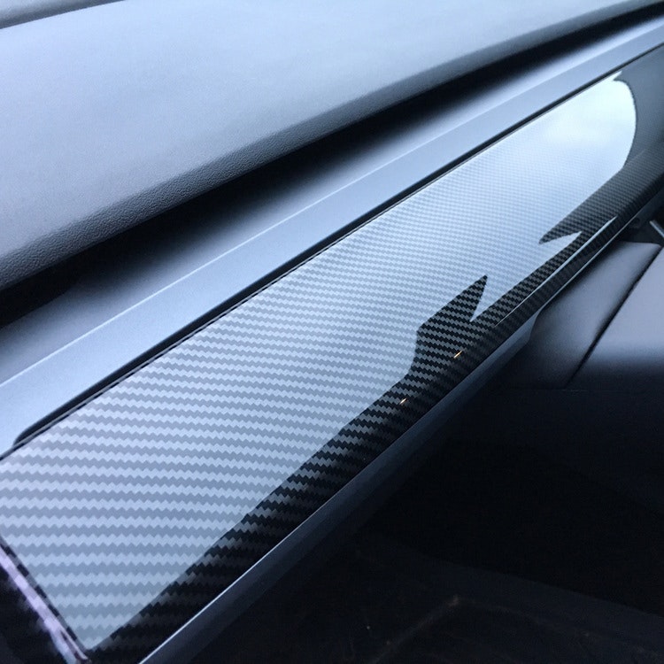 Panel i ABS-plast med mönster av carbon fiber. Glansig yta.