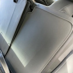 Skydd till baksidan av baksätena - Tesla Model 3
