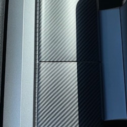 Paneler till instrumentbrädan, silkesmatt carbon fibermönster - Tesla Model 3