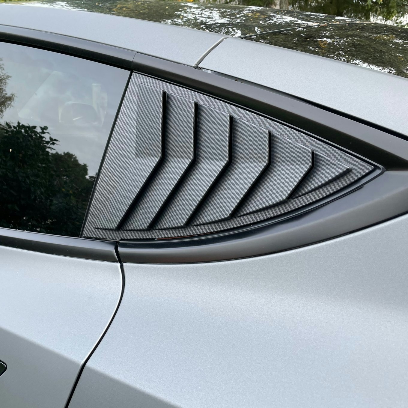 Paneler i matt carbon fiber till bakersta sidofönstret till din Tesla Model Y