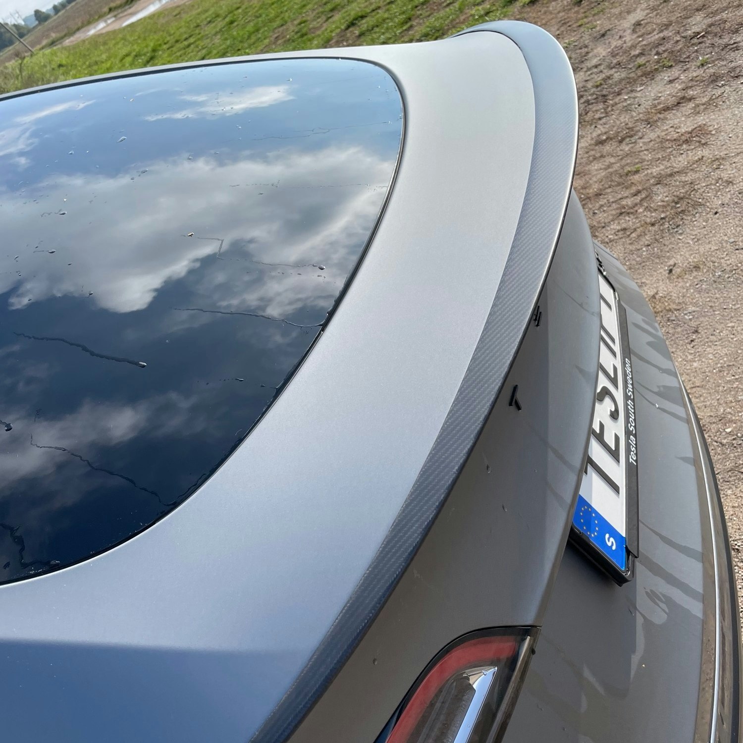 Spoiler i äkta carbon fiber - pricken över i:et på din Tesla Model Y!